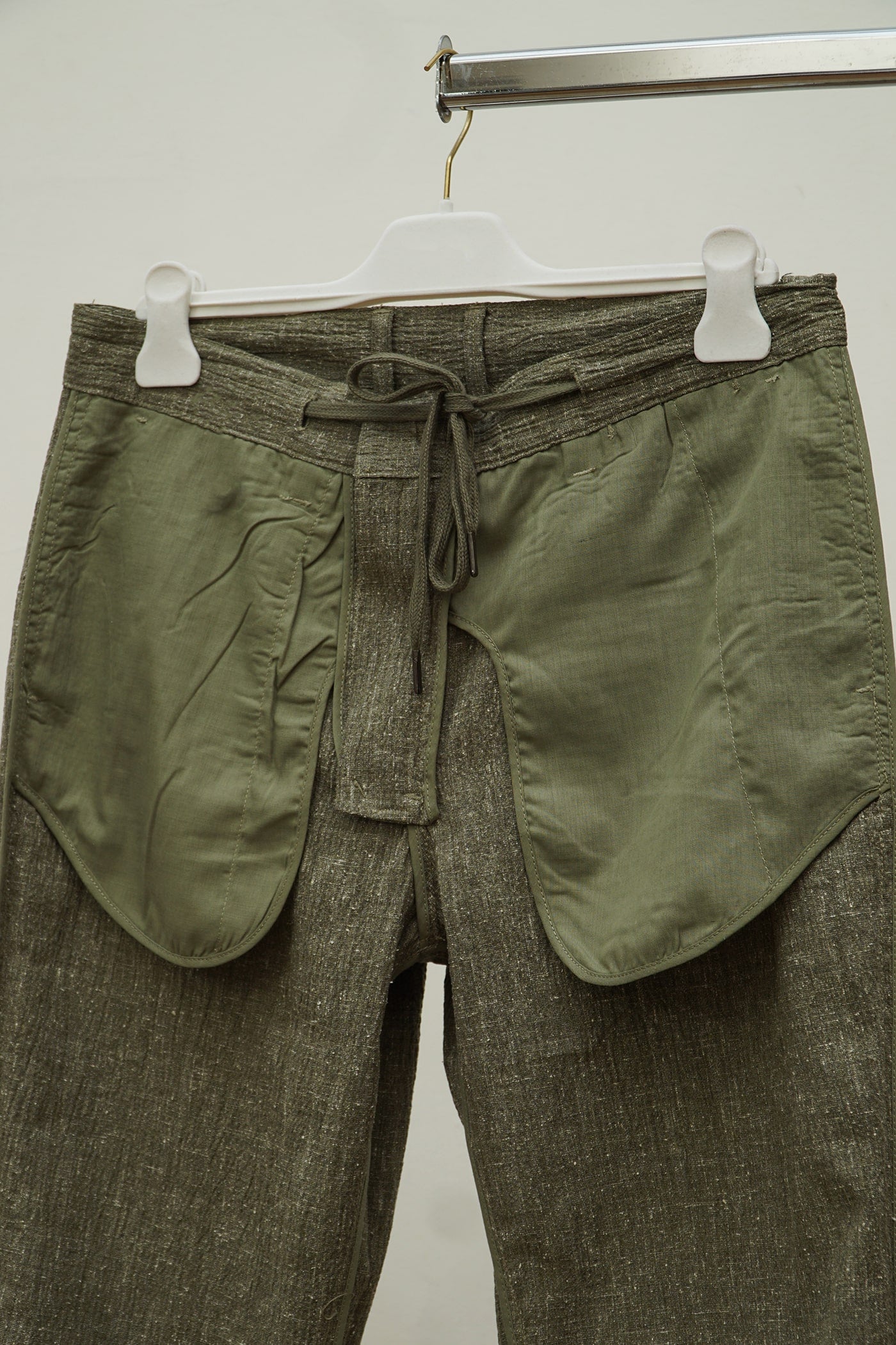 Pantalon retourné et gansé. Pantalon léger en soie Mulberry vert olive
